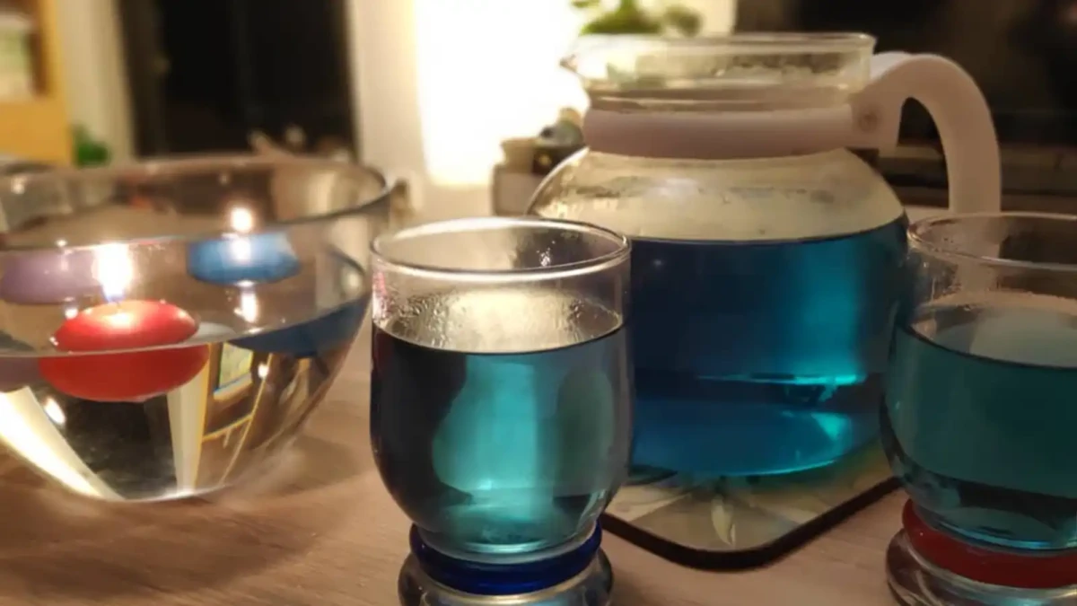 Modrý čaj, který mění barvy